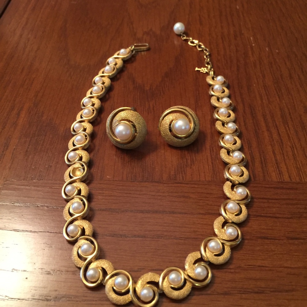 Trifari vintage gold and pearl necklace/earrings